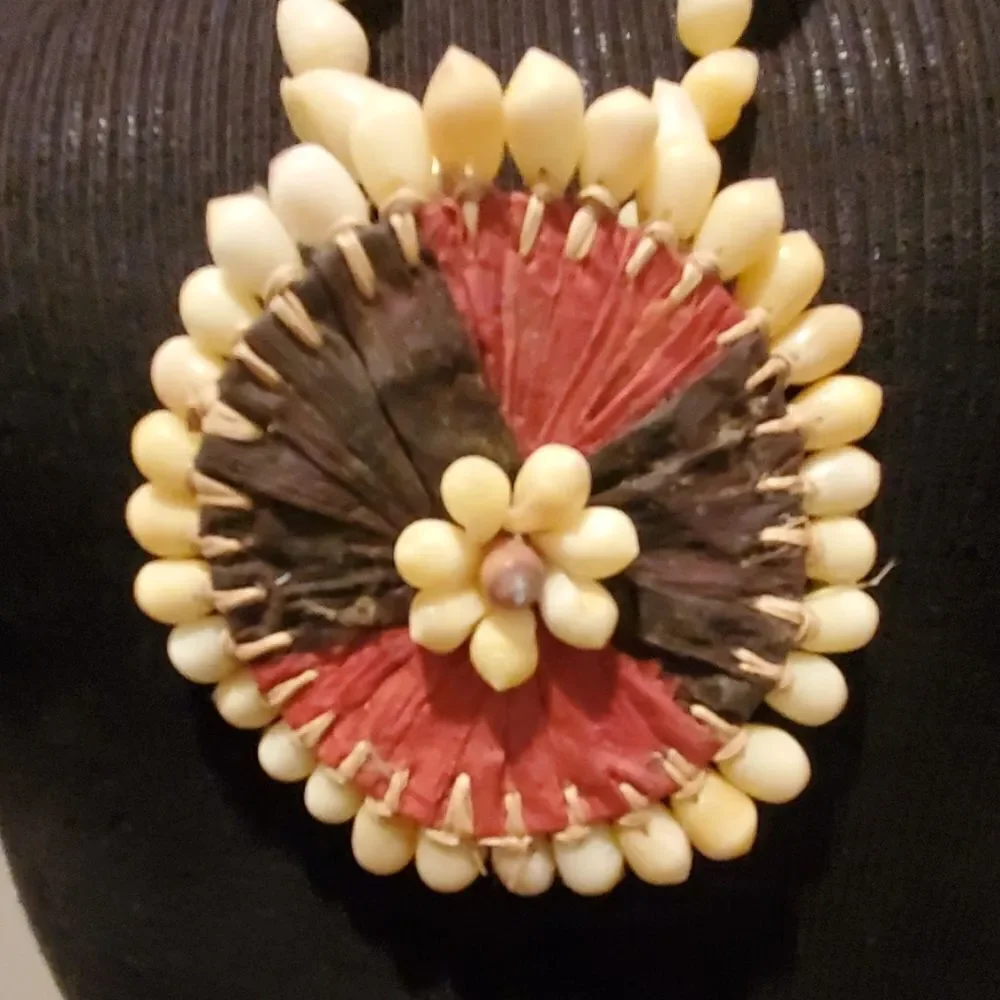 Vintage Shell Necklace  - Picture 2 of 2